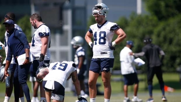 Rookie tight end Jake Ferguson (No. 48) resting during rookie mini-camp with the Dallas Cowboys (Credit: Tim Heitman-USA TODAY Sports)