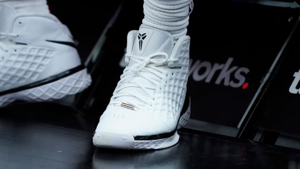 Chicago Bulls forward DeMar DeRozan wearing the Nike Kobe 3 SL 'White Black'.