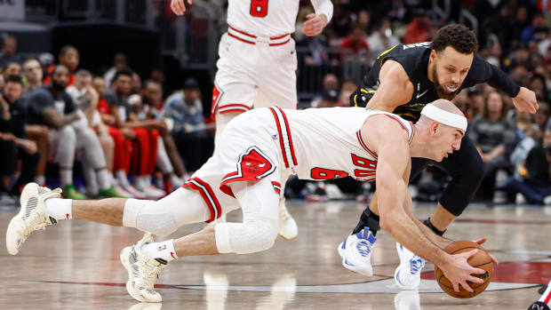Chicago Bulls guard Alex Caruso defends against Golden State Warriors guard Stephen Curry