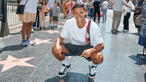 Tijjani Reijnders poses on the Hollywood Walk of Fame.