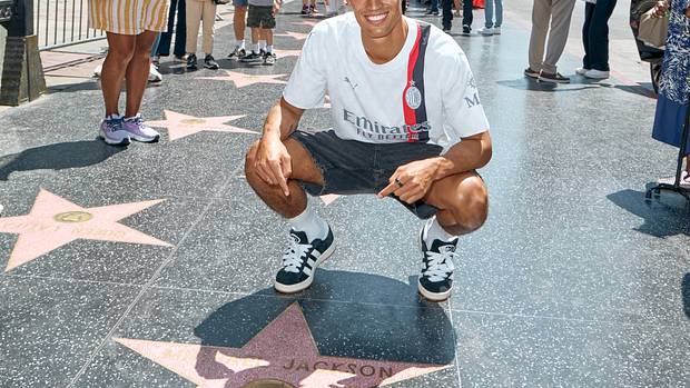 Tijjani Reijnders poses on the Hollywood Walk of Fame.