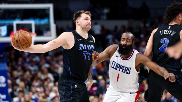Dallas Mavericks superstar Luka Doncic throwing a pass against the LA Clippers.