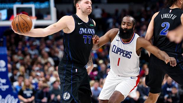 Dallas Mavericks superstar Luka Doncic throwing a pass against the LA Clippers.