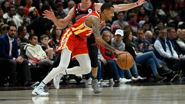 Chicago Bulls guard Alex Caruso defends against Atlanta Hawks guard Dejounte Murray.