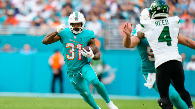 Miami Dolphins' RB Raheem Mostert carries the ball