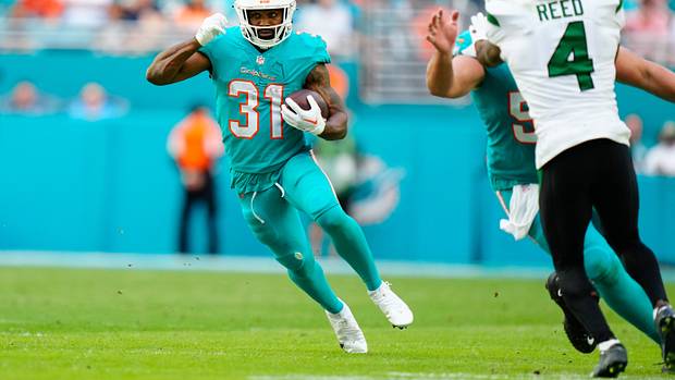 Miami Dolphins' RB Raheem Mostert carries the ball