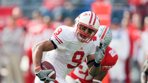 Former Wisconsin tight end Travis Beckum running with the ball against Ohio State (Credit: UW Athletics)