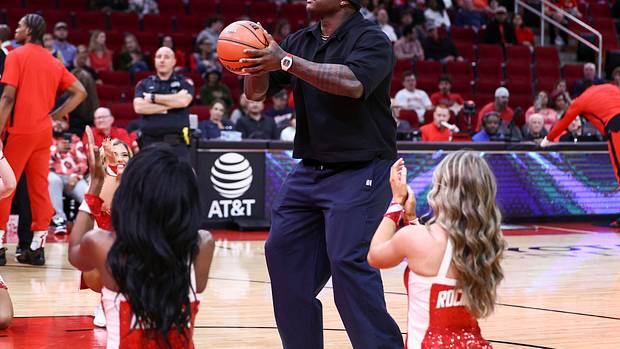 WATCH: Houston Texans LT Laremy Tunsil Nails First Shot At Rockets Game vs. Hornets - Sports Illustrated Houston Texans News, Analysis and More - Vimarsana News