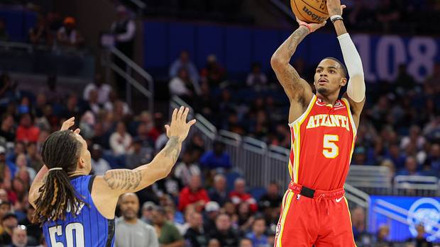 Hawks guard Dejounte Murray shoots over Magic guard Cole Anthony.