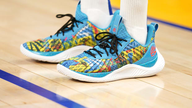 Stephen Curry Signs Game-Worn Shoes for Fans After Warriors Game - Sports  Illustrated FanNation Kicks News, Analysis and More