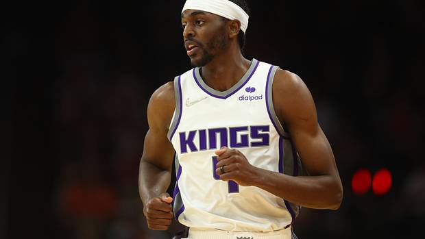 Mo Harkless jogs down the basketball court in Sacramento.