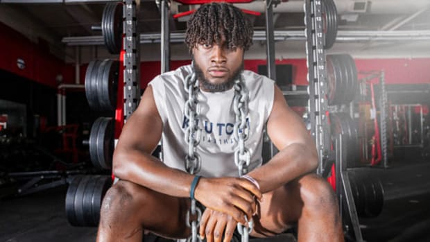 Will Anderson Jr. models a grey Klutch shirt in a weight room.