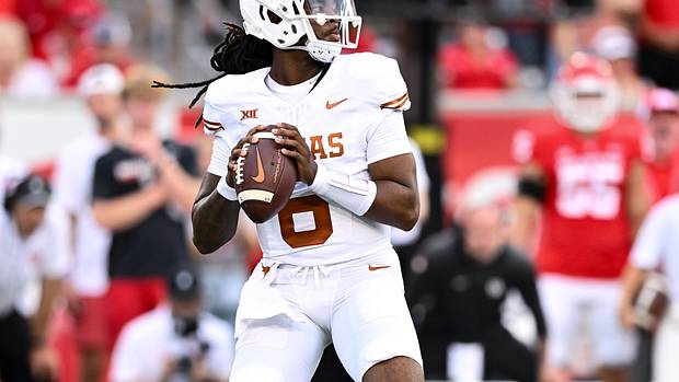 Texas Longhorns quarterback Maalik Murphy (6) looks to pass the ball during the third quarter against the Houston Cougars at TDECU Stadium.