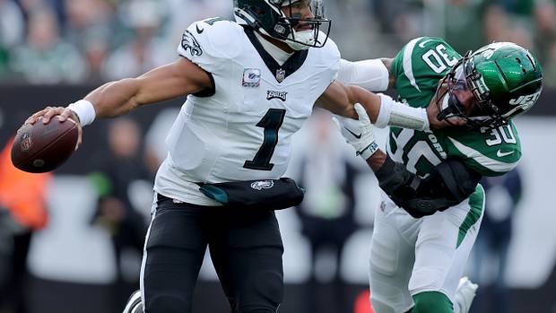 Jalen Hurt (1) was the Eagles' leading rusher on Sunday.