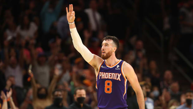 Phoenix Suns center Frank Kaminsky holds up three fingers.