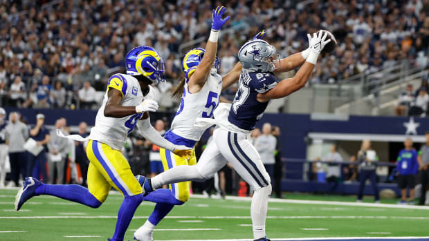 Dallas Cowboys tight end Jake Ferguson (87) catches a touchdown pass against Los Angeles Rams linebacker Christian Rozeboom (56) in the first quarter at AT&T Stadium.
