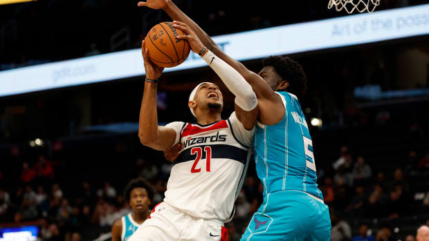 Washington Wizards center Daniel Gafford (21) shoots the ball as Charlotte Hornets center Mark Williams (5) defends in the fourth quarter at Capital One Arena.