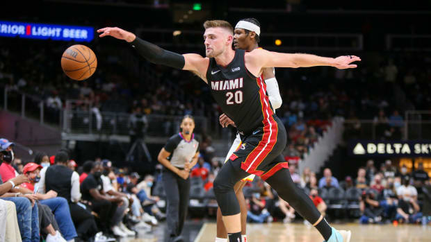 Former Wisconsin forward Micah Potter going for a loose ball with the Miami Heat (Credit: Brett Davis-USA TODAY Sports)
