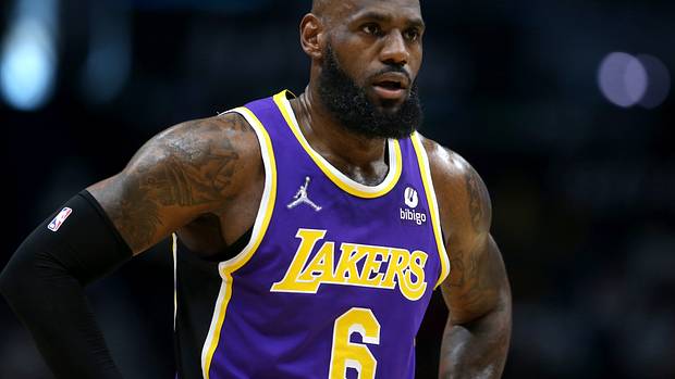 LeBron James Wears Newest Nike Shoes at His Old High School - Sports Illustrated FanNation Kicks News, Analysis and More - Vimarsana News