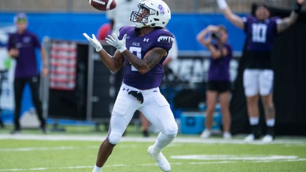 Stephen F. Austin WR Xavier Gipson makes a catch during the 2022 FCS Kickoff Game