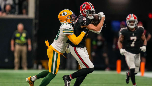 Atlanta Falcons wide receiver Drake London (5) makes a catch against Green Bay Packers cornerback Jaire Alexander (23) during the second half at Mercedes-Benz Stadium.