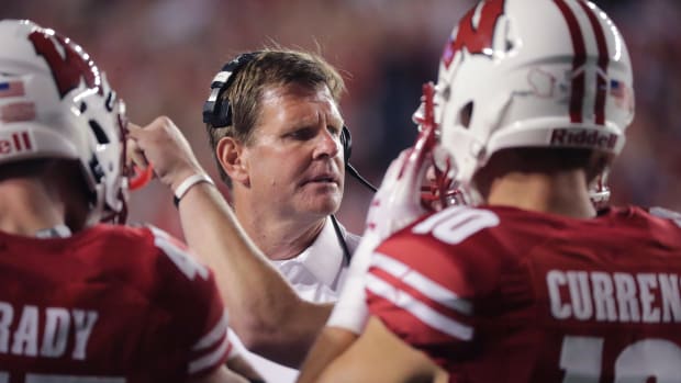 Wisconsin tight ends coach Chris Haering speaking with the special teams unit during a game at Camp Randall Stadium (Credit: Mark Hoffman, Milwaukee Journal Sentinel, Milwaukee Journal Sentinel via Imagn Content Services, LLC)