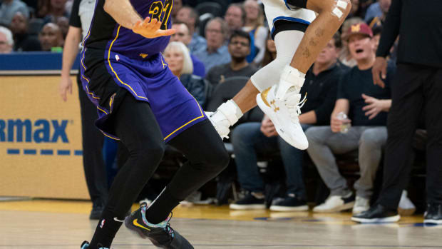 Stephen Curry shoots the basketball against the Lakers.