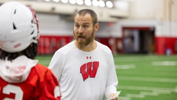 Wisconsin running backs coach Al Johnson speaking to his players during spring practice (Credit: Tom Lynn/UW Athletics)