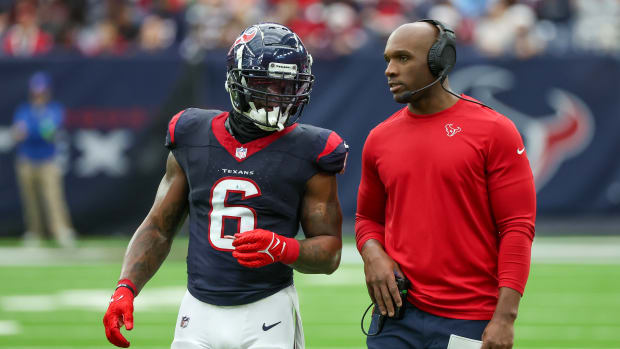 Houston Texans head coach DeMeco Ryans talks send in a play with linebacker Denzel Perryman (6) against the Cleveland Browns in the second half at NRG Stadium.