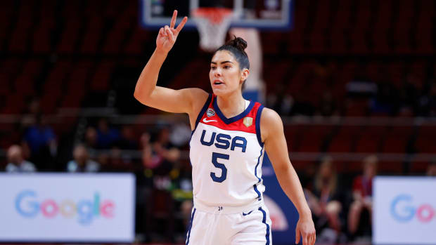 Kelsey Plum holds up two fingers during a game.