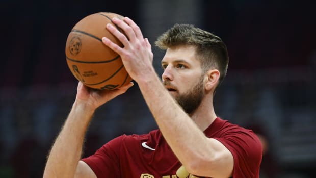 Cleveland Cavaliers forward Dean Wade (32) warms up before the game between the Cavaliers and the Orlando Magic at Rocket Mortgage FieldHouse.