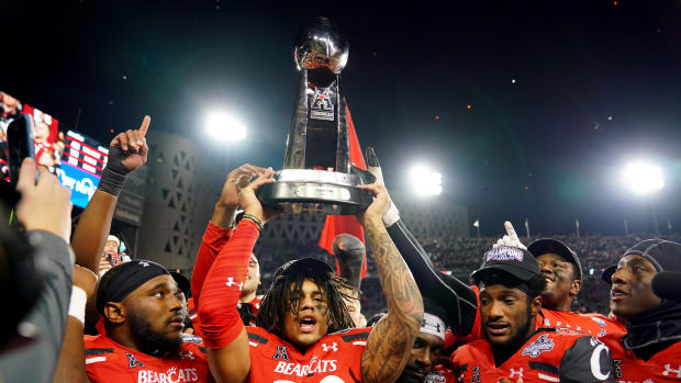 Cincinnati Bearcats linebacker Deshawn Pace (20) raises the trophy of the American Athletic Conference championship football game, Saturday, Dec. 4, 2021, at Nippert Stadium in Cincinnati. The Cincinnati Bearcats defeated the Houston Cougars, 35-20. Houston Cougars At Cincinnati Bearcats Aac Championship Dec 4