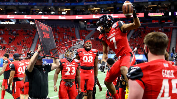 Cincinnati Bearcats cornerback Coby Bryant (7) celebrates a turnover with a dunk in the first quarter during the Chick-fil-A Peach Bowl against the Georgia Bulldogs, Friday, Jan. 1, 2021, at Mercedes-Benz Stadium in Atlanta, Georgia. Georgia Bulldogs Vs Cincinnati Bearcats Chick Fil A Peach Bowl 2020 Jan 1 2021