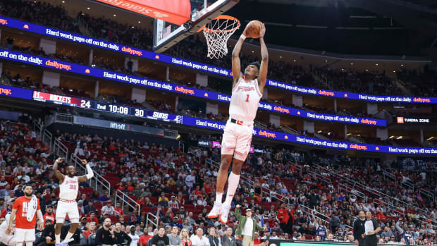 Rockets forward Jeff Green (32) leaps as forward Amen Thompson (1) dunks the ball during the second quarter against the Phoenix Suns at Toyota Center.