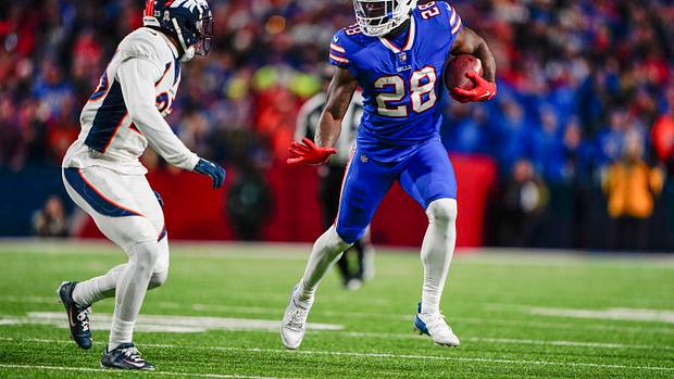 Bills running back Latavius Murray breaks off a run against the Broncos.