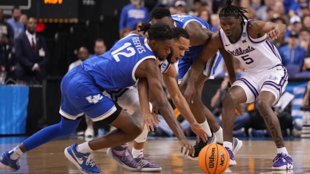 Kentucky Wildcats guard Antonio Reeves and Kansas State Wildcats guard Cam Carter reach for a loose ball.