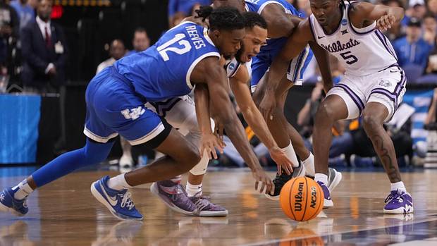 Kentucky Wildcats guard Antonio Reeves and Kansas State Wildcats guard Cam Carter reach for a loose ball.