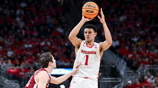 Wisconsin guard Johnny Davis passing the ball during the first round of the 2022 NCAA Tournament (Credit: Benny Sieu-USA TODAY Sports)