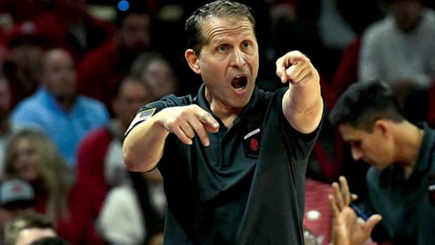 Eric Musselman directs his players against Ole Miss in 2023.