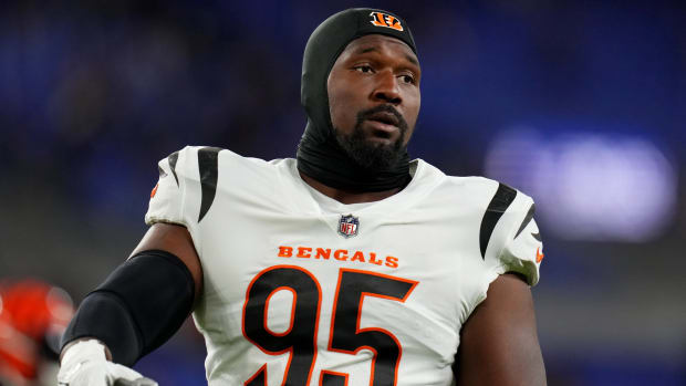 Cincinnati Bengals defensive tackle Zach Carter (95) warms up before an NFL Week 5 game against the Baltimore Ravens, Sunday, Oct. 9, 2022, at M&T Bank Stadium in Baltimore. Nfl Cincinnati Bengals At Baltimore Ravens Oct 9 0090
