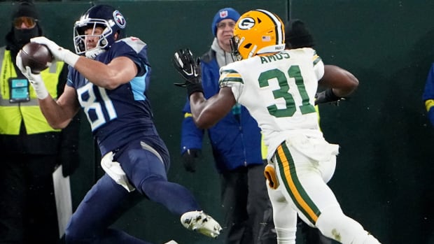 Tennessee Titans tight end Austin Hooper (81) catches 16-yard touchdown pass while being covered by Green Bay Packers safety Adrian Amos (31)during the fourth quarter of their game Thursday, November 17, 2022 at Lambeau Field in Green Bay, Wis. The Tennessee Titans beat the Green Bay Packers 27-17