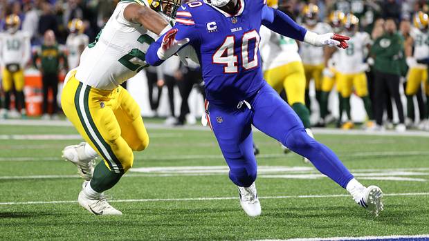 Miller gets around a block during a 2022 game against the Green Bay Packers.