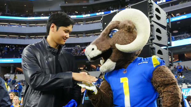 Los Angeles Dodgers player Shohei Ohtani shakes hands with the Los Angeles Rams mascot.