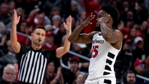 A tale of two halves for the #Bearcats  @meyerneil6 has the winners and losers from the non-conference finale🔻🔻  https://www.si.com/college/cincinnati/basketball/winners-and-losers-from-the-bearcats-76-58-victory-over-evansville