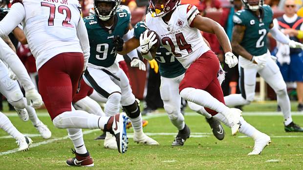 Former Washington Commanders running back Antonio Gibson (24) runs the ball against the Philadelphia Eagles.