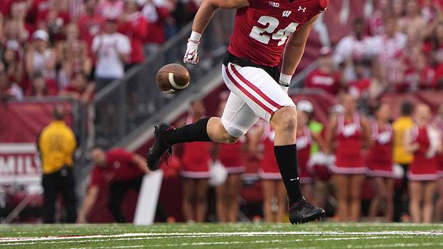 Wisconsin safety Hunter Wohler running against Illinois State