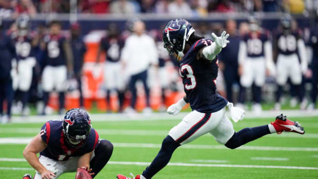 Texans running back Dare Ogunbowale kicks a field goal during the fourth quarter against the Tampa Bay Buccaneers at NRG Stadium.
