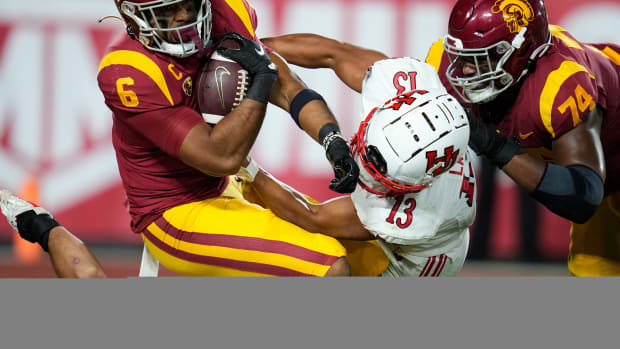Utah safety Kamo'i Latu tackling a player on USC.  (Credit: Robert Hanashiro-USA TODAY Sports)