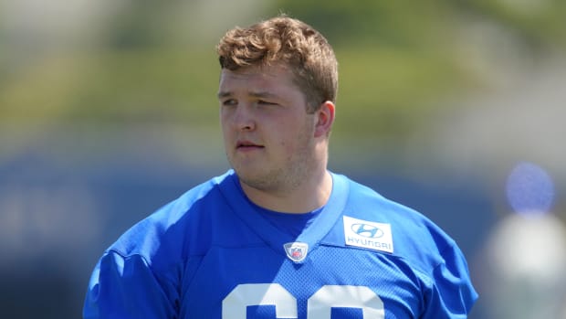 Former Wisconsin offensive linemen Logan Bruss going through OTAs with the Los Angeles Rams (Credit: Kirby Lee-USA TODAY Sports)