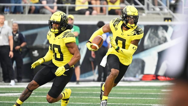 The Washington Commanders could make Oregon Ducks cornerback Christian Gonzalez (0) their first round pick in the 2023 NFL Draft.